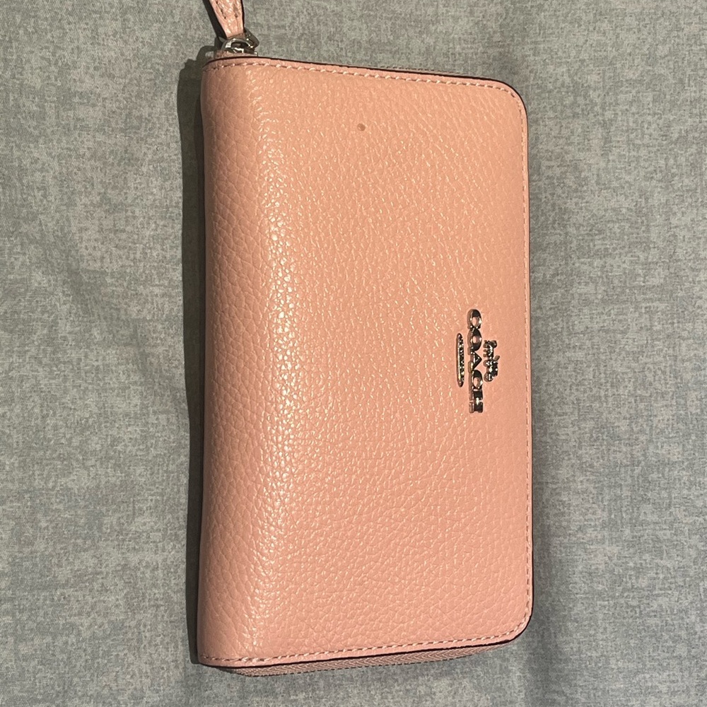 Coach Medium Id Zip Wallet in the colour “light pink”